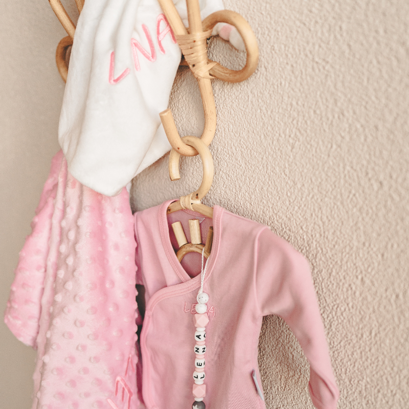 Baby Kleidung, Pinkes Onesie, Hängende Kleidung, Holzhänger, Perlen Schnullerkette