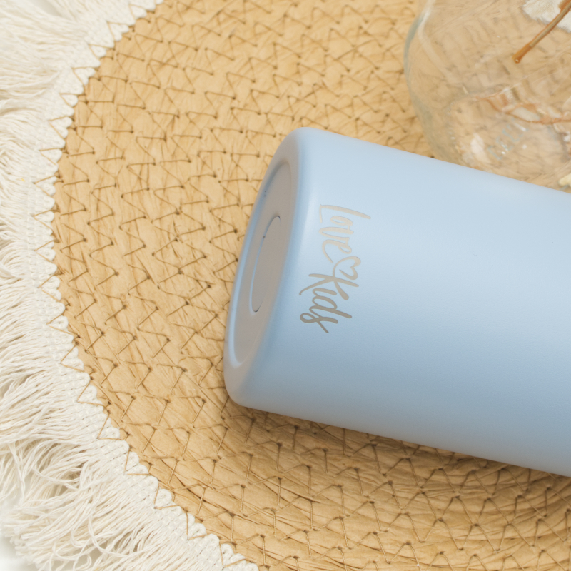 Wasserflasche, hellblau, wiederverwendbar, Reisebecher, Logo-Text
