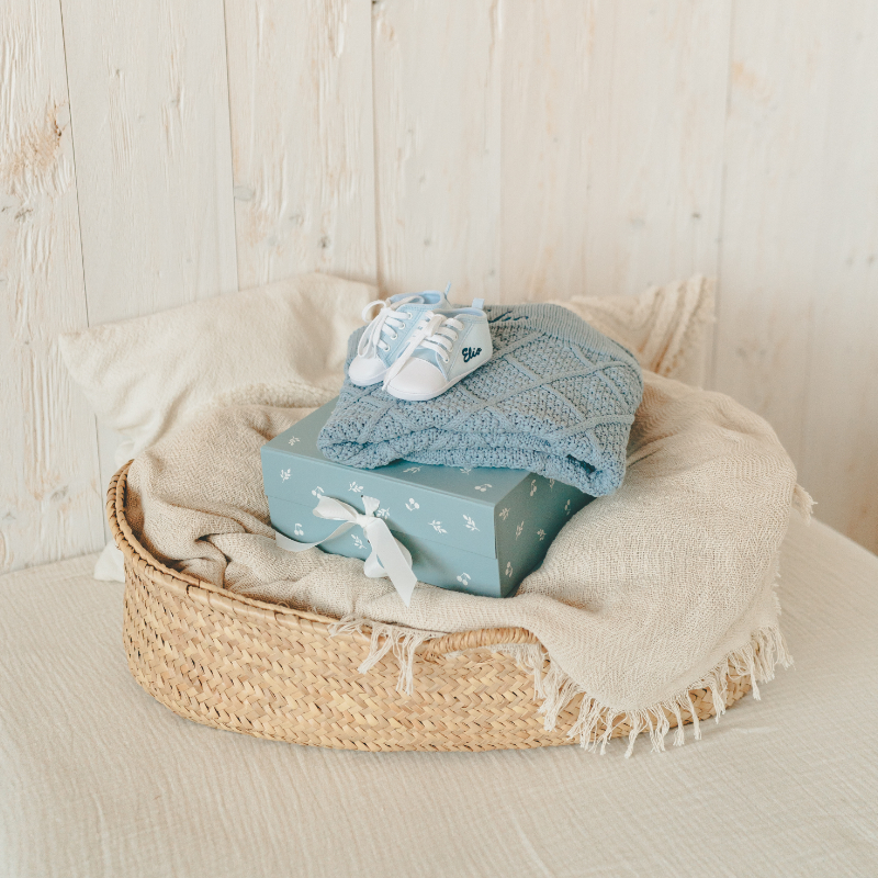 baby shoes, gestrickte decke, geschenkverpackung, Korbschale, blau