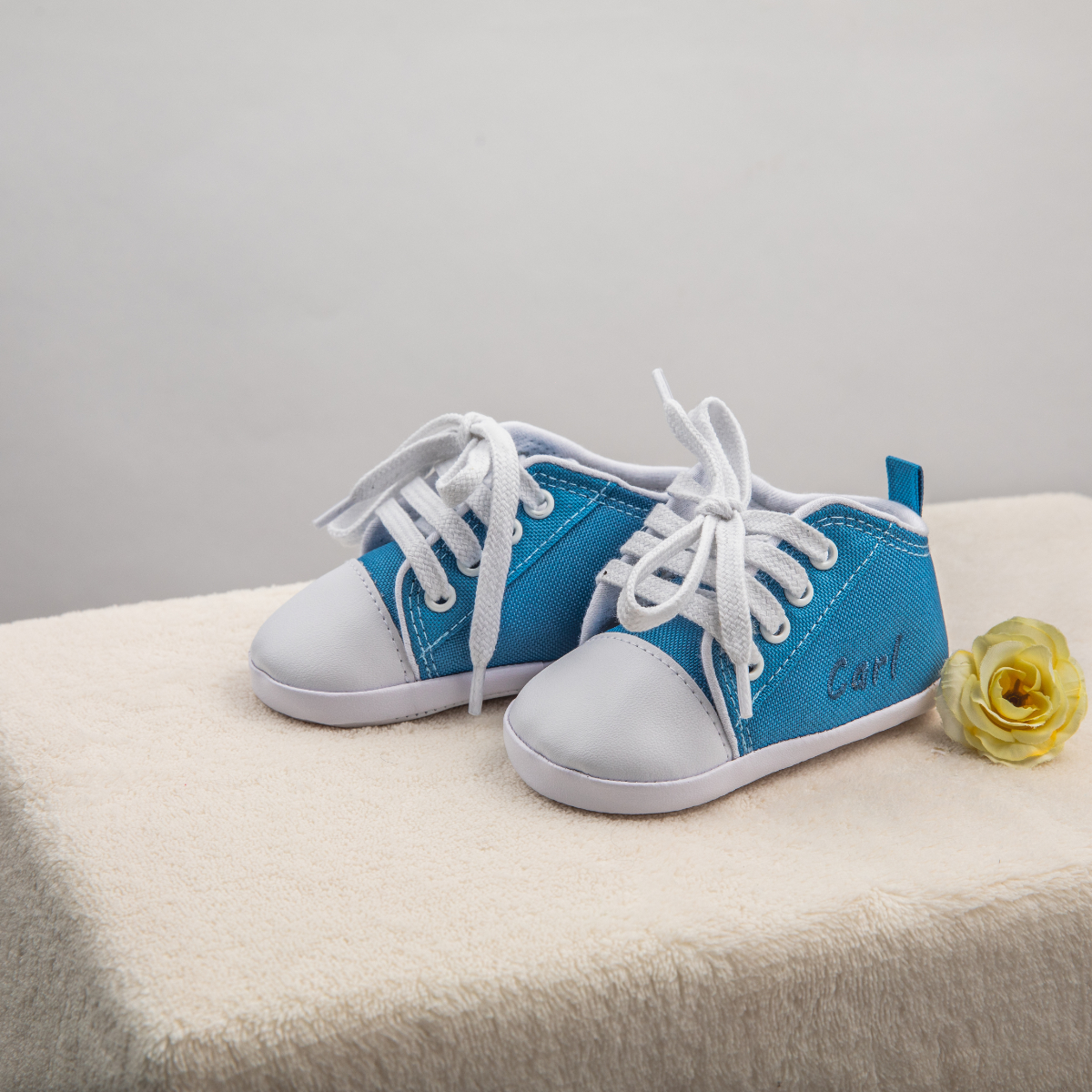 Baby Schuhe, Blaues Canvas, Weißer Absatz, Schnürschuh, Stickerei Text Carl