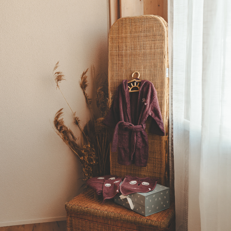 Bademantel, Bademantel, lila, Kleiderbügel, gewebter Stuhl