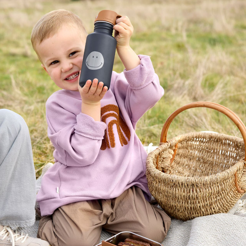 Kind, Wasserflasche, graue Flasche, Smiley-Logo, Picknick