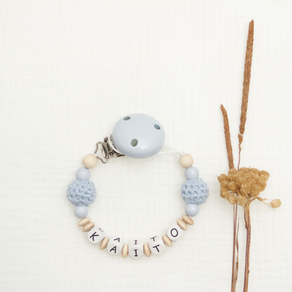 Baby-Armband, Holzperlen, Häkelperlen, Blaue Akzente, Buchstabenperlen KAITO