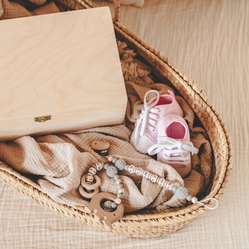 Kinderkombi, Baby Schuhe, Pucksack, Holzspielzeug, Körbenkorb
