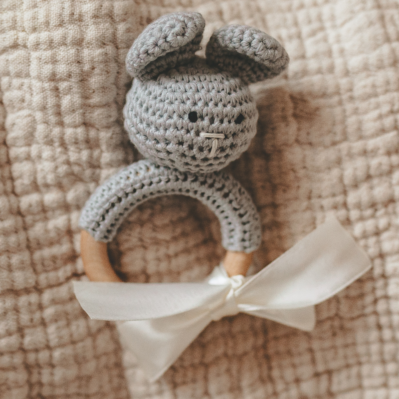 gehäkelter Hase,  crocheted toy, grauer Hase, Ringspielzeug, Schleifenband