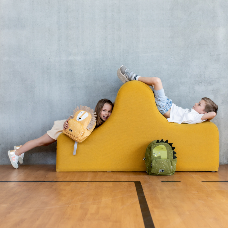 Kinderstuhl, Sessel, Löwen-Kissen, Dinosaurier-Rucksack, Spielzimmer