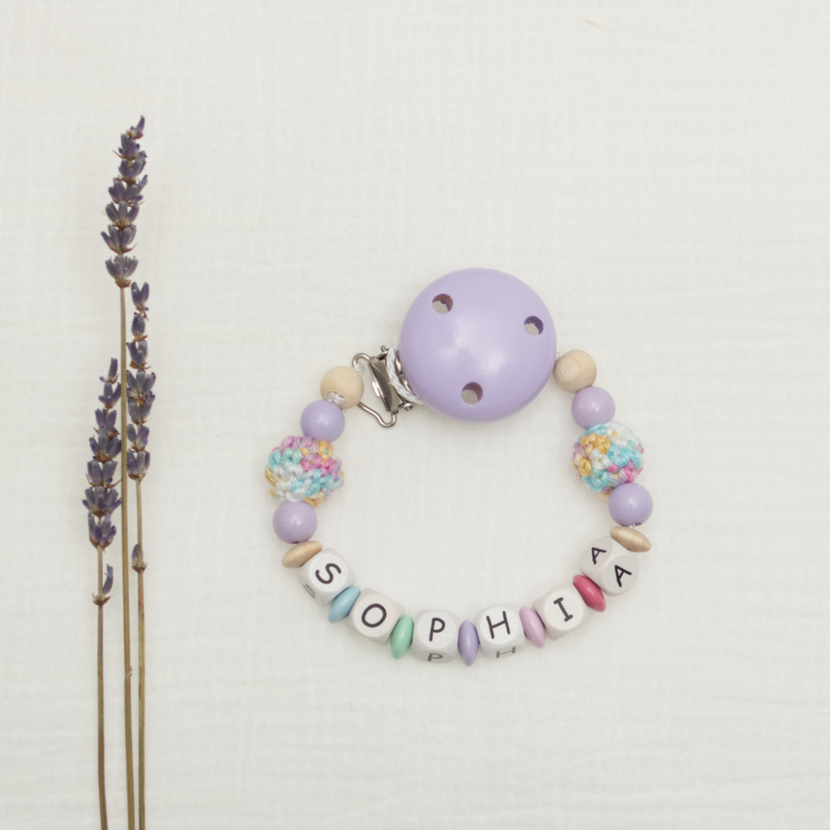 baby, pacifier clip, Pastellperlen, lila Knopf, laminierte Perlen