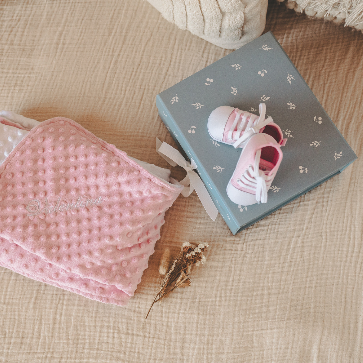 baby Schuhe, rosa Schuhe, blaues Geschenkbox, Geschenkset, Textur mit Punkten