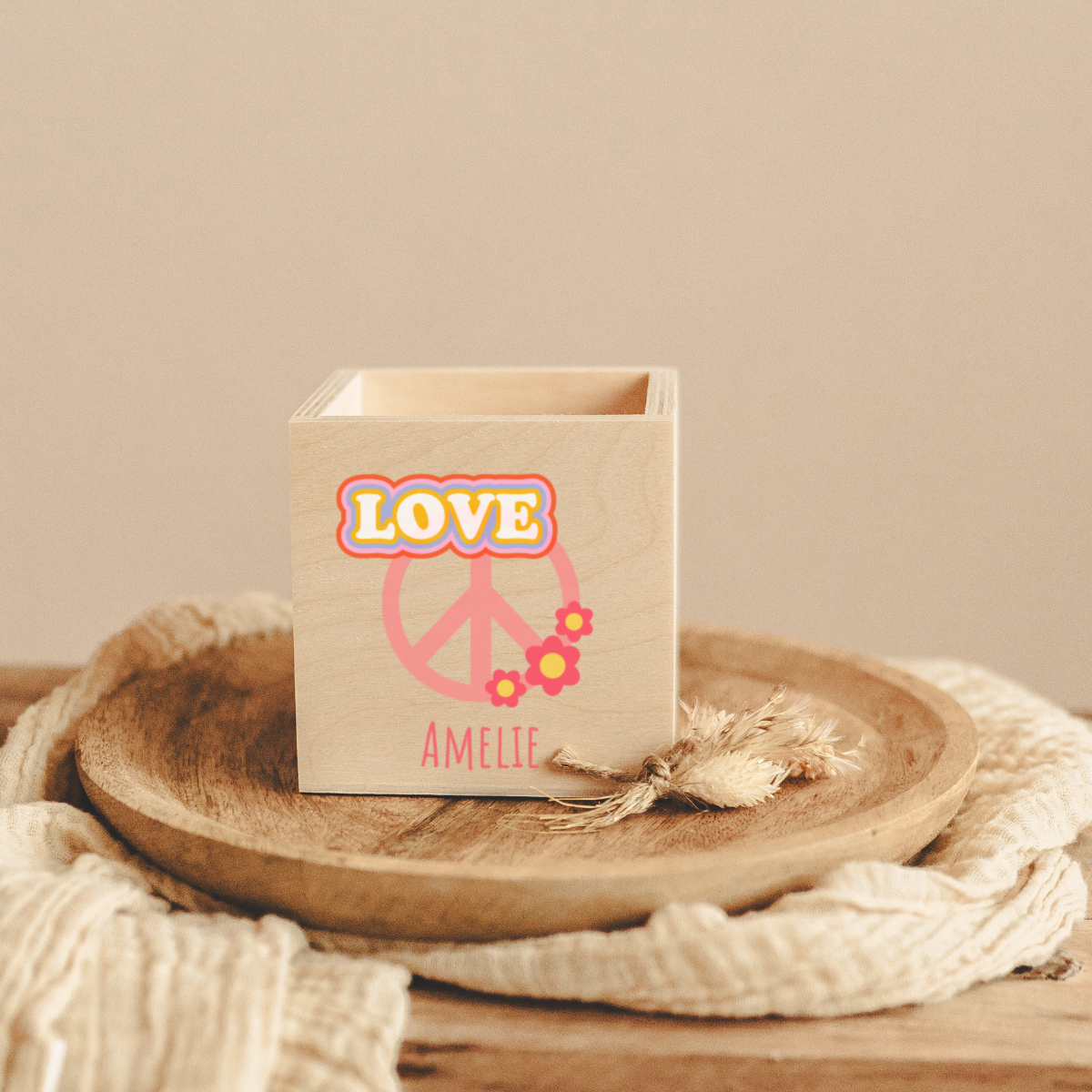 Holzbox, Liebesmotiv, Peace-Zeichen, Blumen, personalisierter Name AMELIE