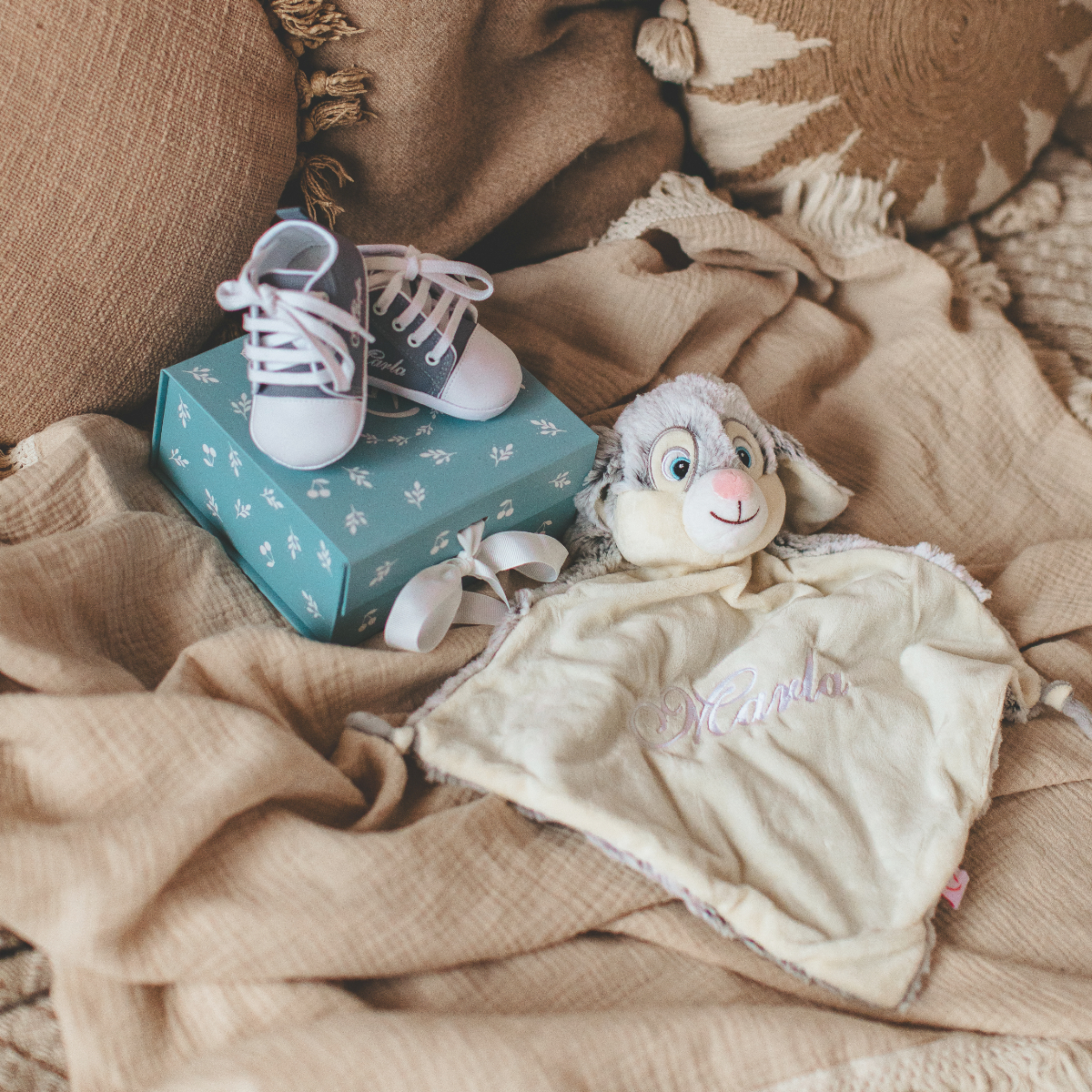 Baby Schuhe, blaues Geschenkbox, Plush Spielzeug, weicher Schal, Baby Spielzeug