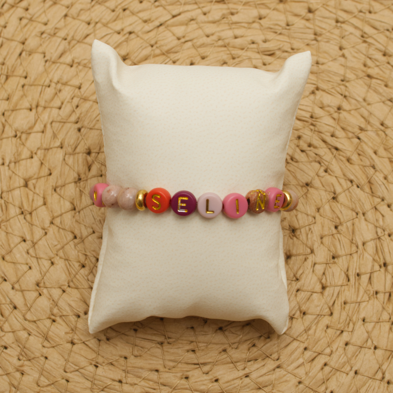 Schmuck, Armband, Perlen, rosefarbene Perlen, Namenbuchstabe