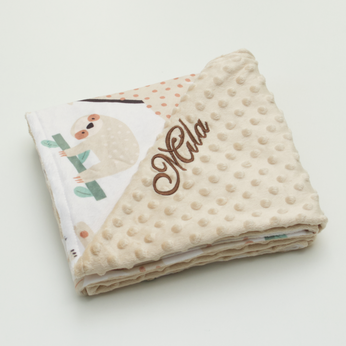 babydecke, minky-textur, beige, stickerei-name, faultier-illustration
