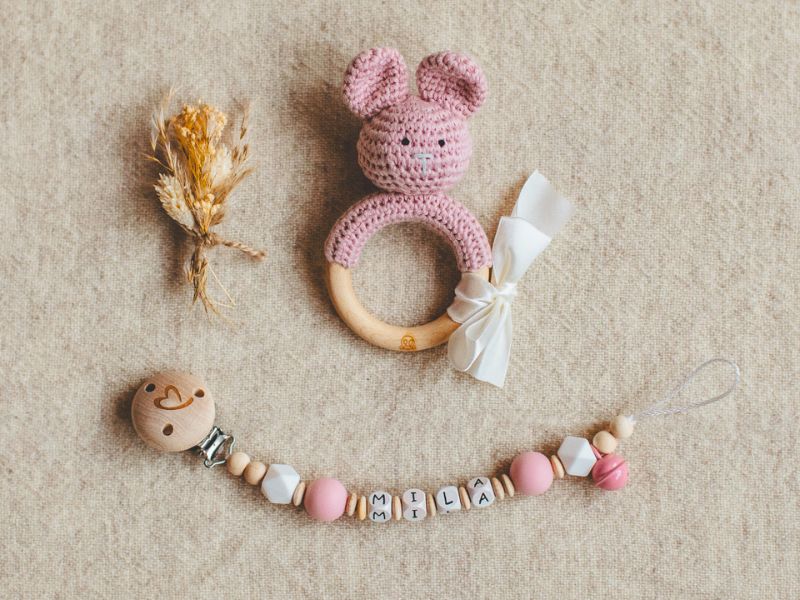 Baby Rattle, Häkelhase, Holzring, Perlenkette, Name Girlande