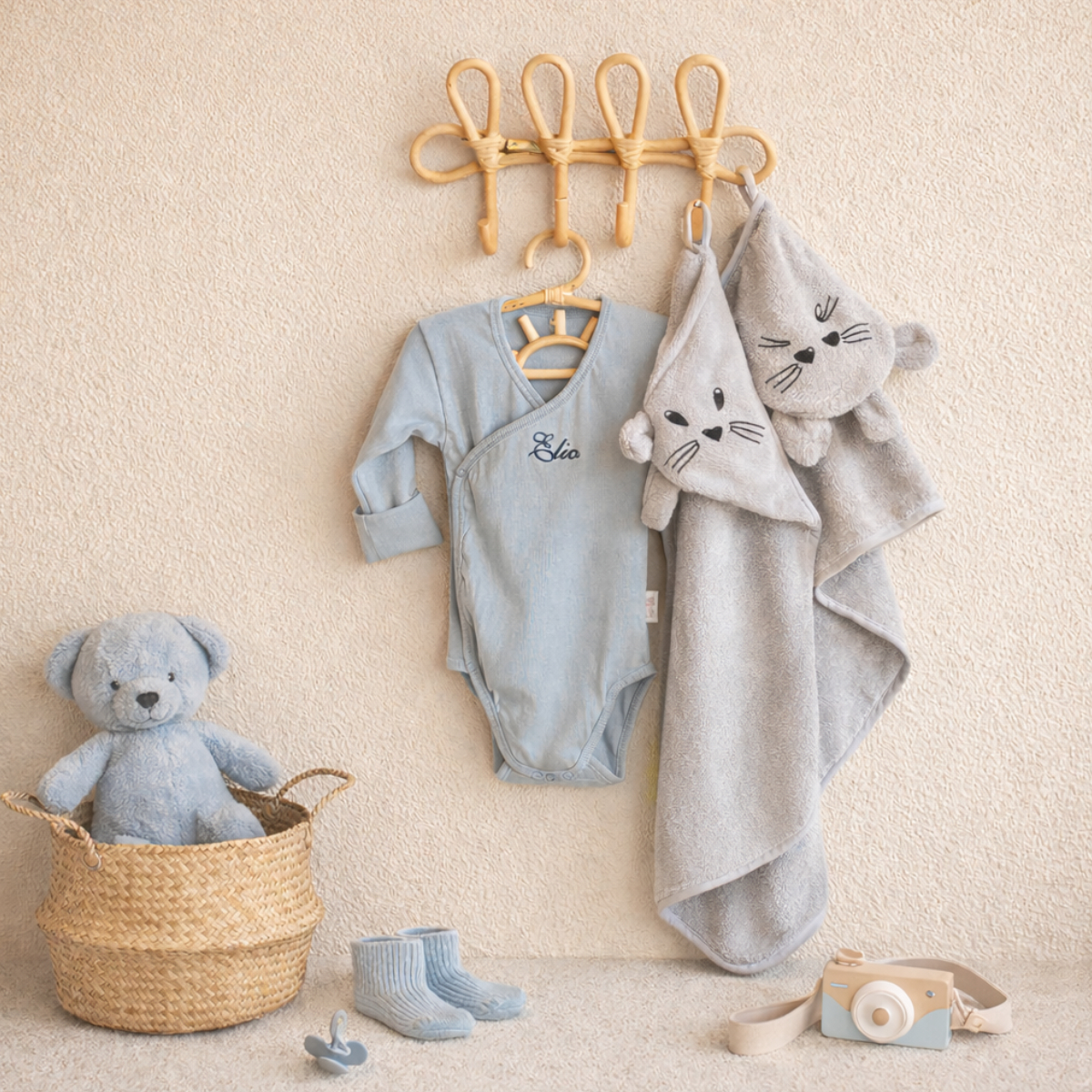 Baby-Bodysuit, Aufhänghaken, Handtuch-Set, Socken, Korb-Spielzeug