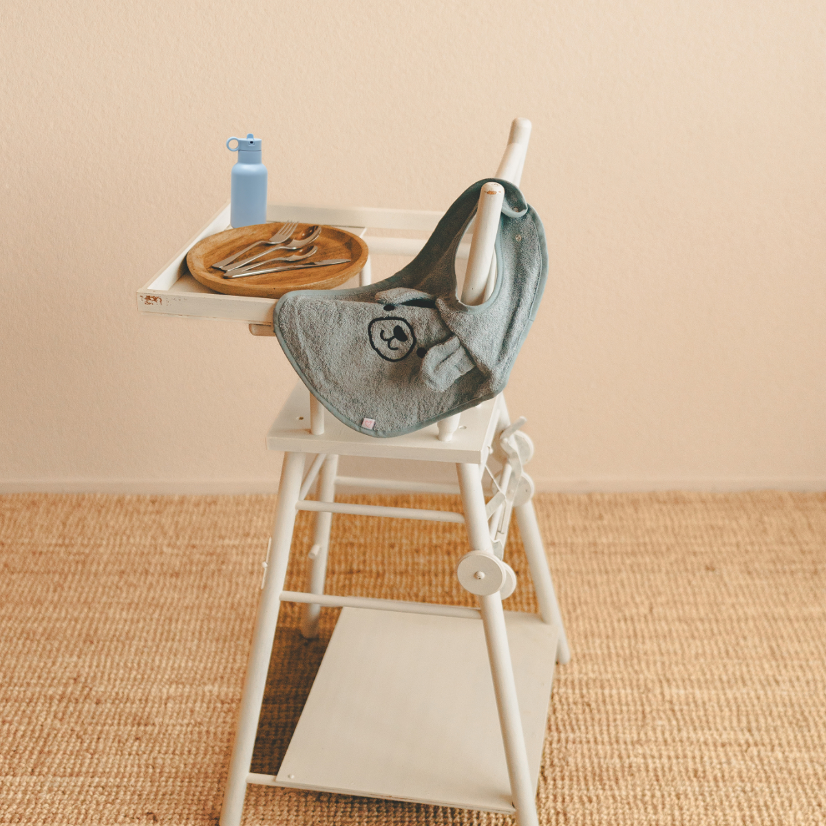 Hochstuhl, Babystuhl, Essteller, Flasche, Lätzchen
