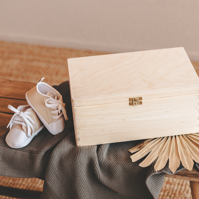 Baby Schuhe, Holzkiste, Bettdecke?, Kasten?, Holzgeschenkbox
