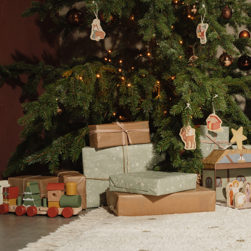 Weihnachtsbaum, Geschenke, Baumdeko, Holzspielzeug, Lichterkette