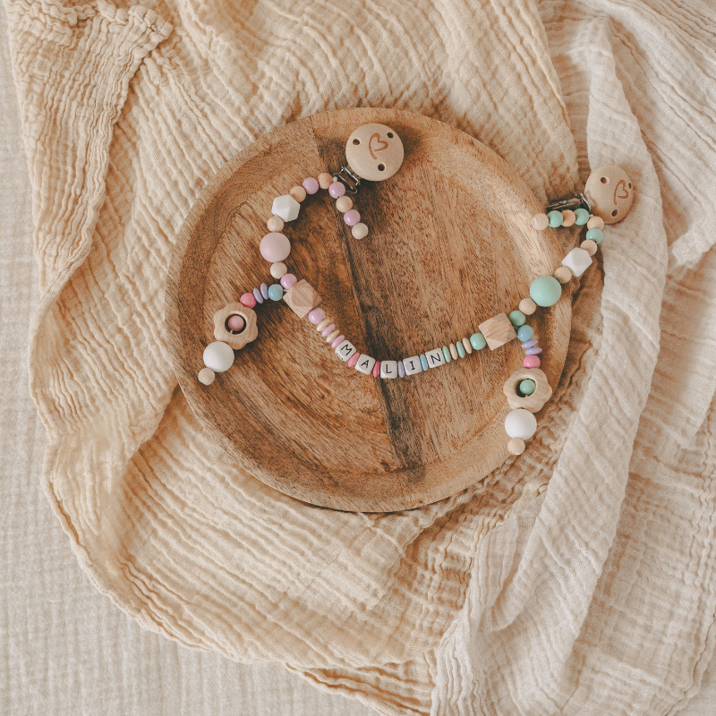 Perlenarmband, Holzperlen, Pastellfarben, Herzanhänger, runder Holzdisk