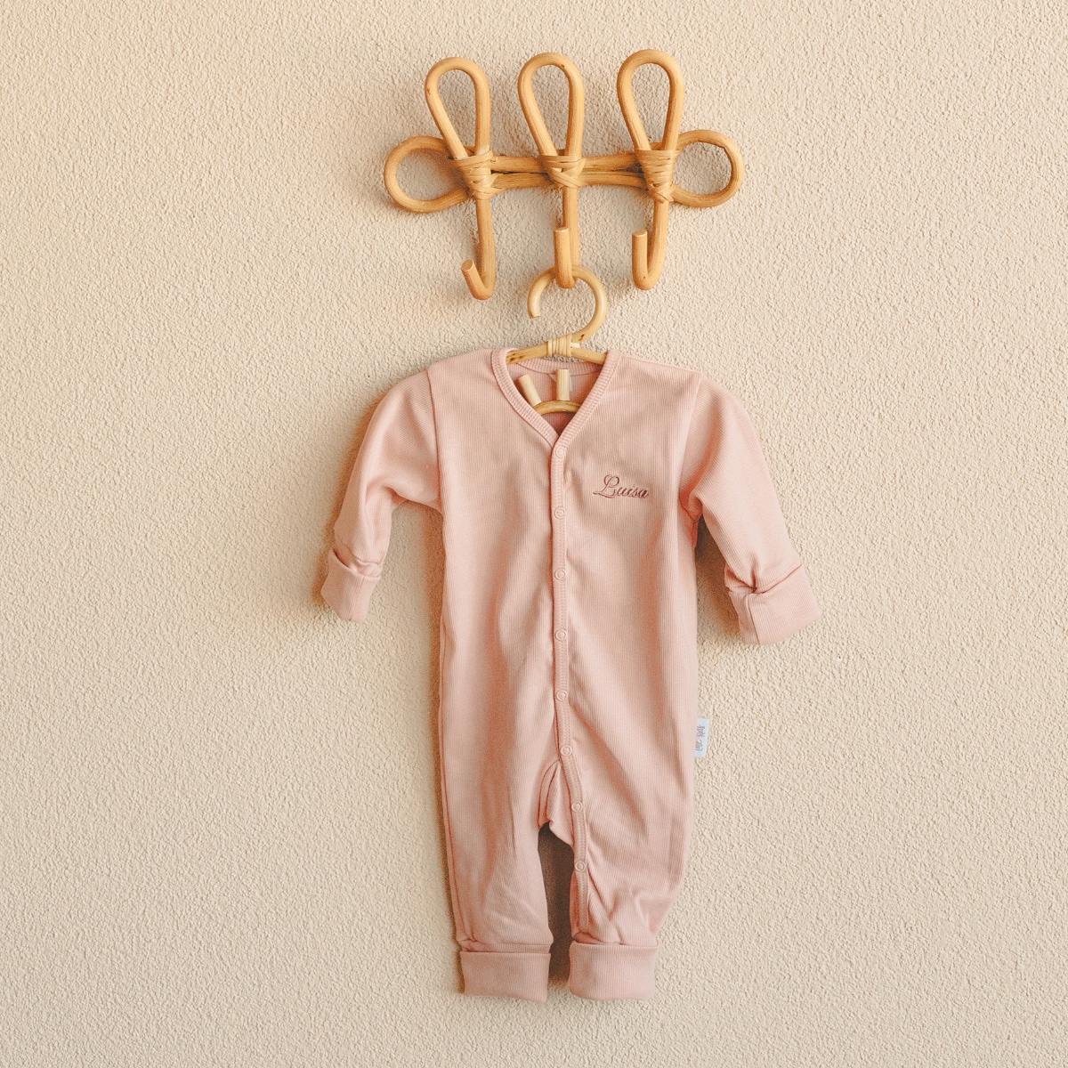 baby-onesie, pink, langärmlig, fußfrei, eingestickt