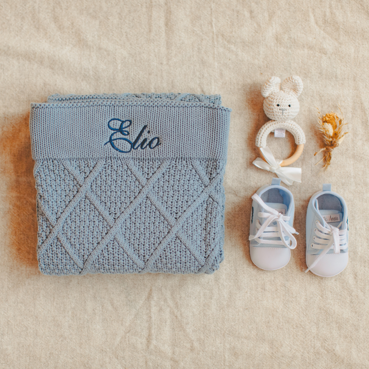 Kleidungsset, Kuscheltier, Baby-Schuhe, Strickmette, Knopfaccessoire
