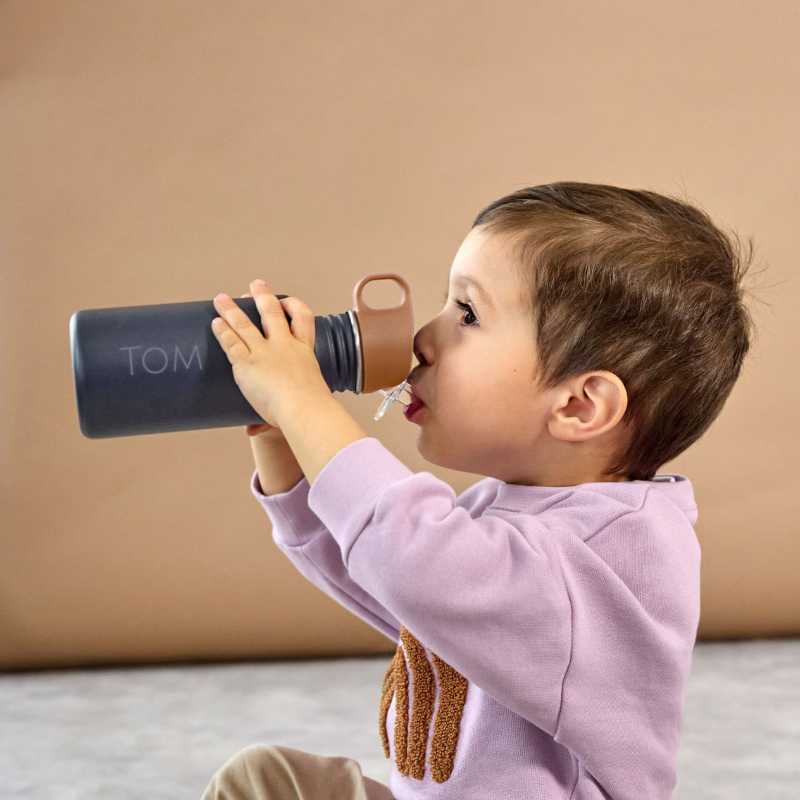 Kind mit Trinkflasche, Trinkflasche, Kinderbecher, Trinkbehälter, Mundstück aus Silikon