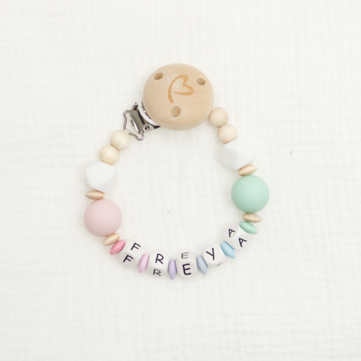 Babyarmband, Perlenarmband, Holzverschluss, Pastellfarben, Buchstabenperlen