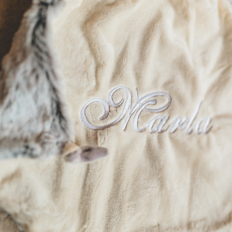 Plüsch, Decke, Stickerei, Monogramm, Beige