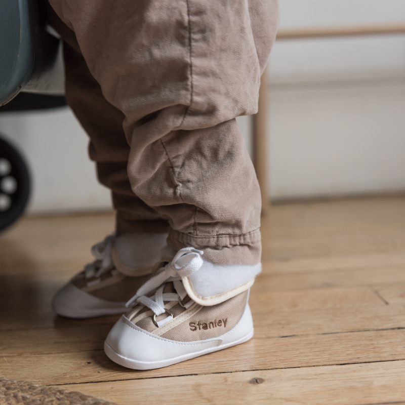 Baby Schuhe, KnöchelHosen, braune Hose, Schnürschuhe, weiße Sohle