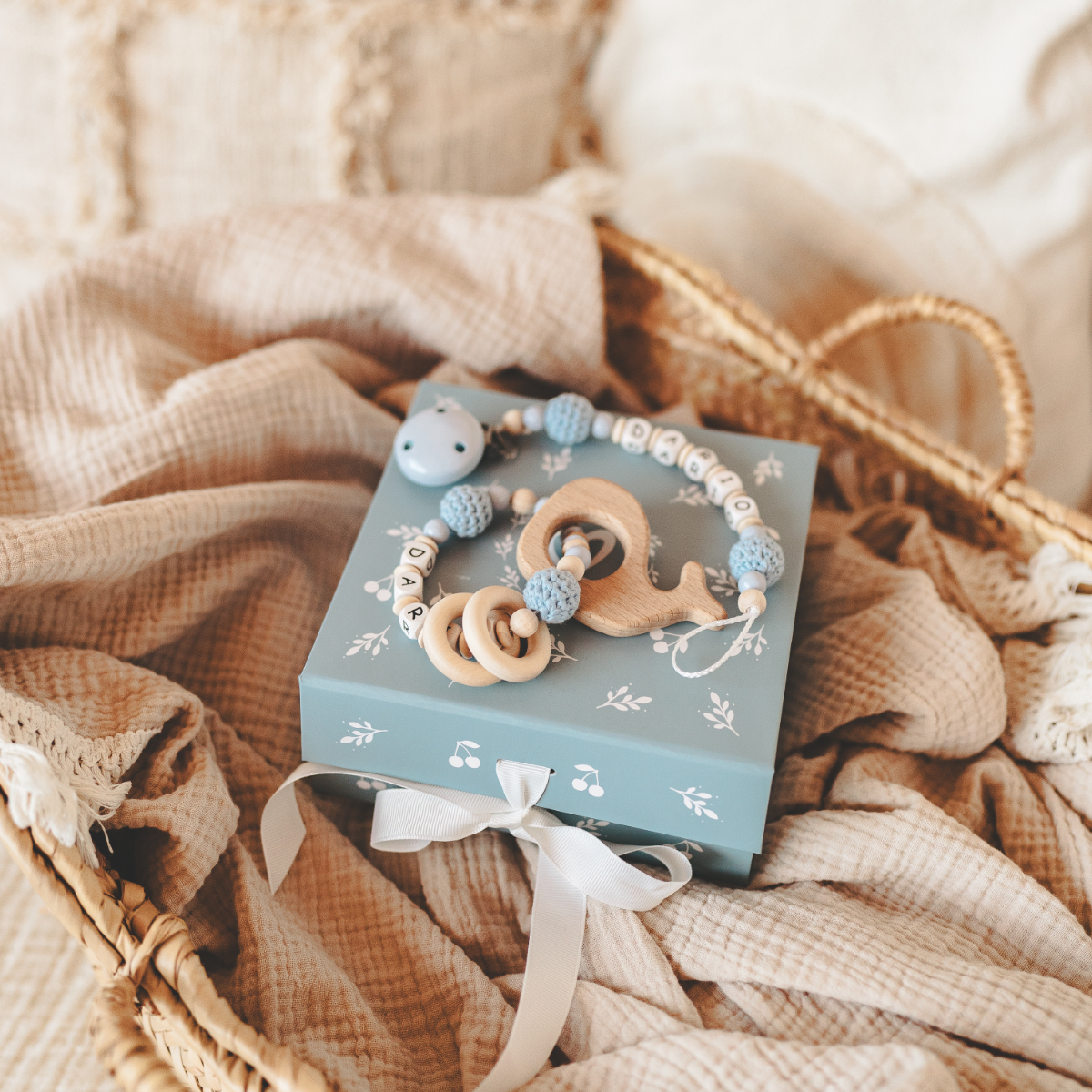 Baby-Schnullerkette, Holzring, Perlenarmband, Pastellblau, Geschenkbox