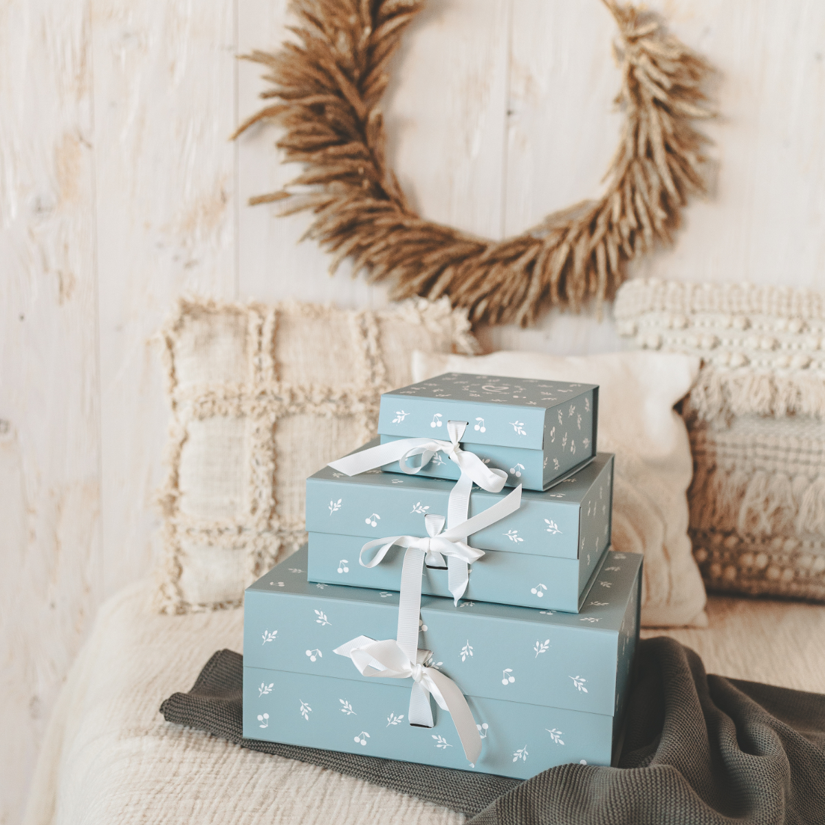 Geschenkverpackung, blaue Boxen, gestapelte Boxen, Band, Dekorationsboxen