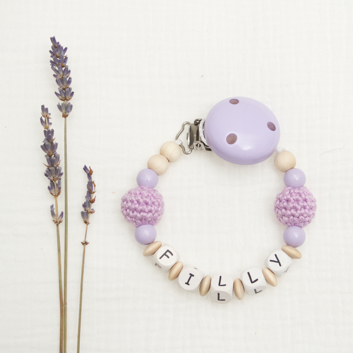 Baby Rassel, Perlenarmband, Lavendel, gehäkelter Ball, Buchstabenperlen