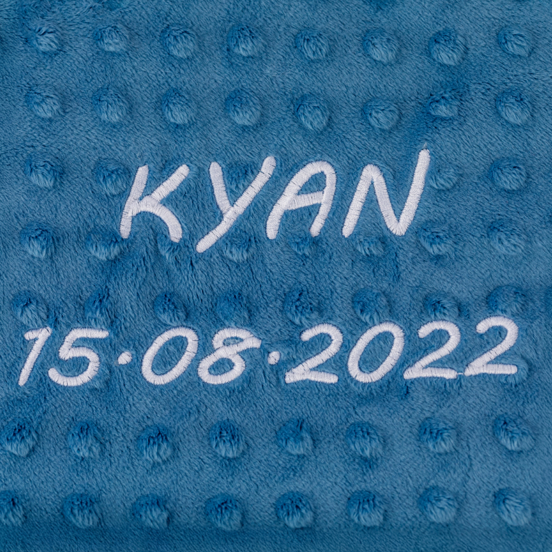 babydecke, Minky-Stoff, blau, Punkte Muster, Name-Datum Stickerei