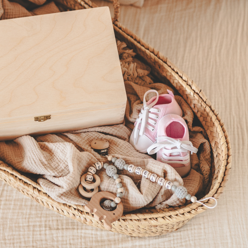 Baby-Schuhe, rosa Sneaker, Holzbox, Perlen-Spielzeug, Strickdecke
