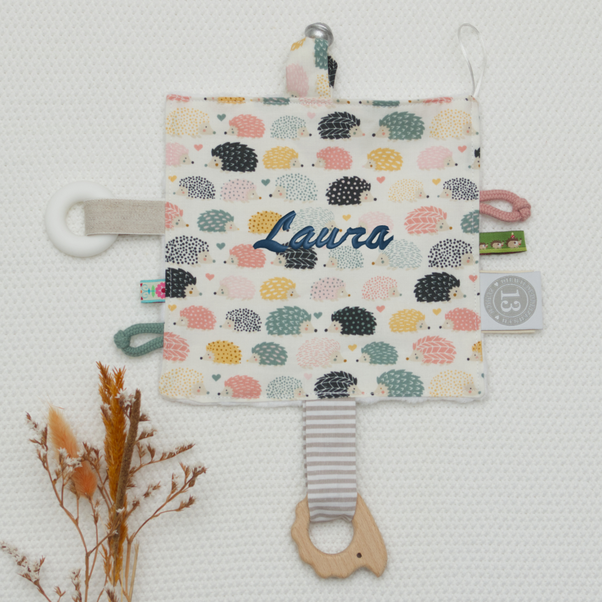 sensorische Decke, weiches Material, Igel Muster, bunte Punkte, personalisierter Name