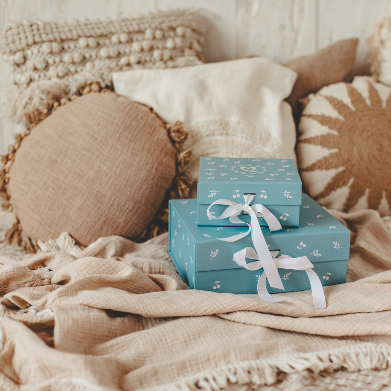 Geschenkboxen, blaue Boxen, Band, gestapelte Boxen, Dekorationsverpackung