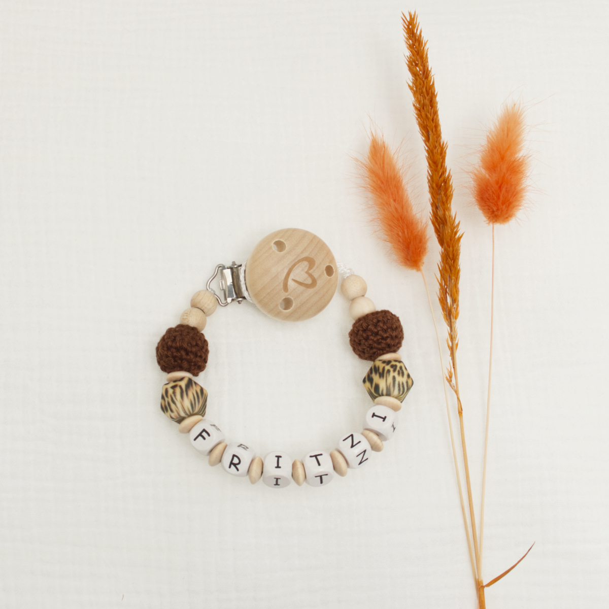 Baby Schnuller/Ring?, wooden bead bracelet, Buchstabenperlen, Häkelperlenkette, orange Pampas