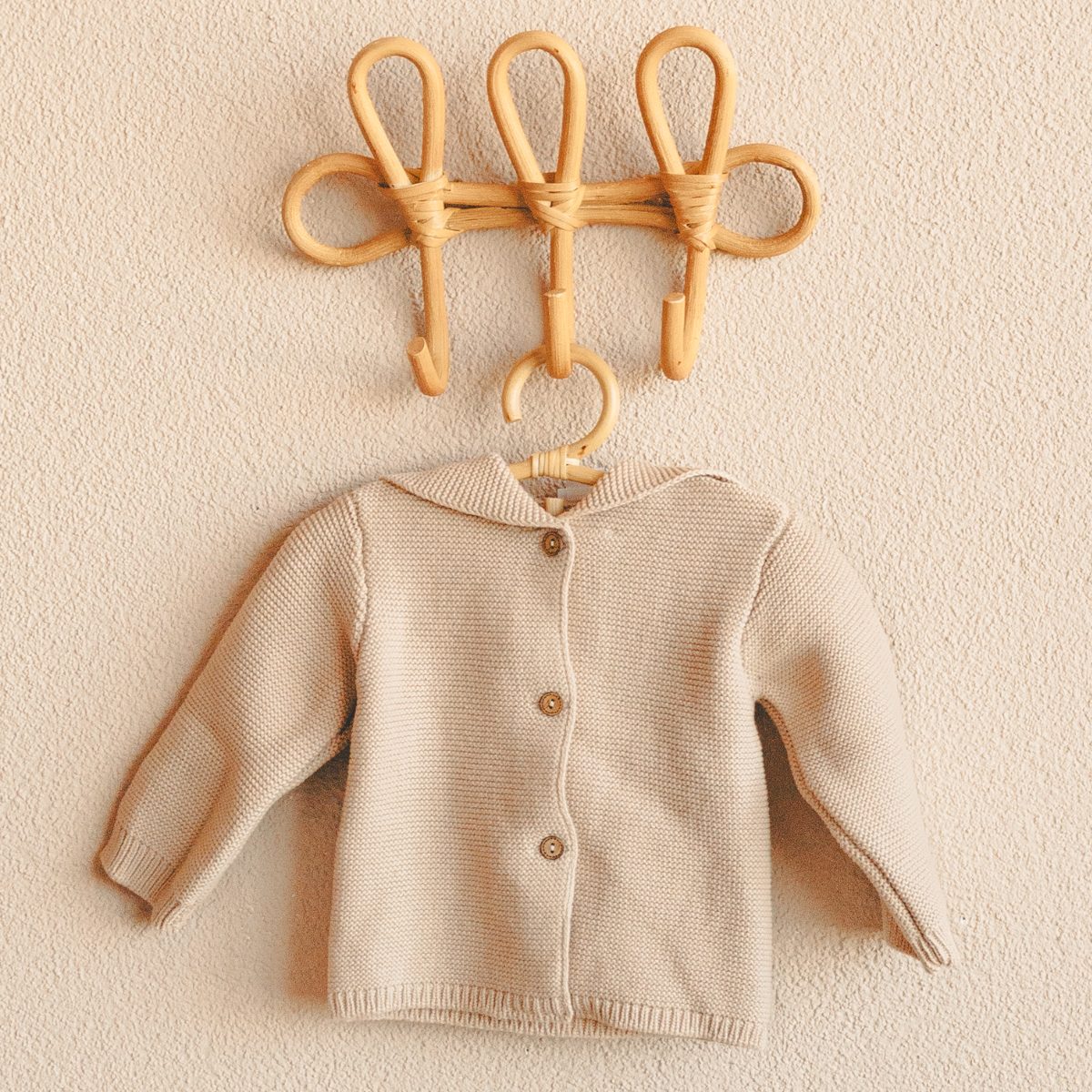Kinderjacke, Knopfjacke, Wolle, Beige, Kleideraufhänger