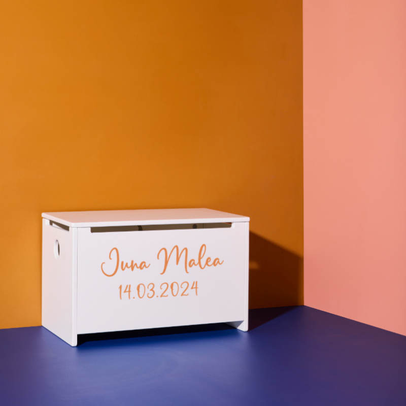Box, Aufbewahrungsbox, weiße Box, Datumsaufschrift, orange Schrift