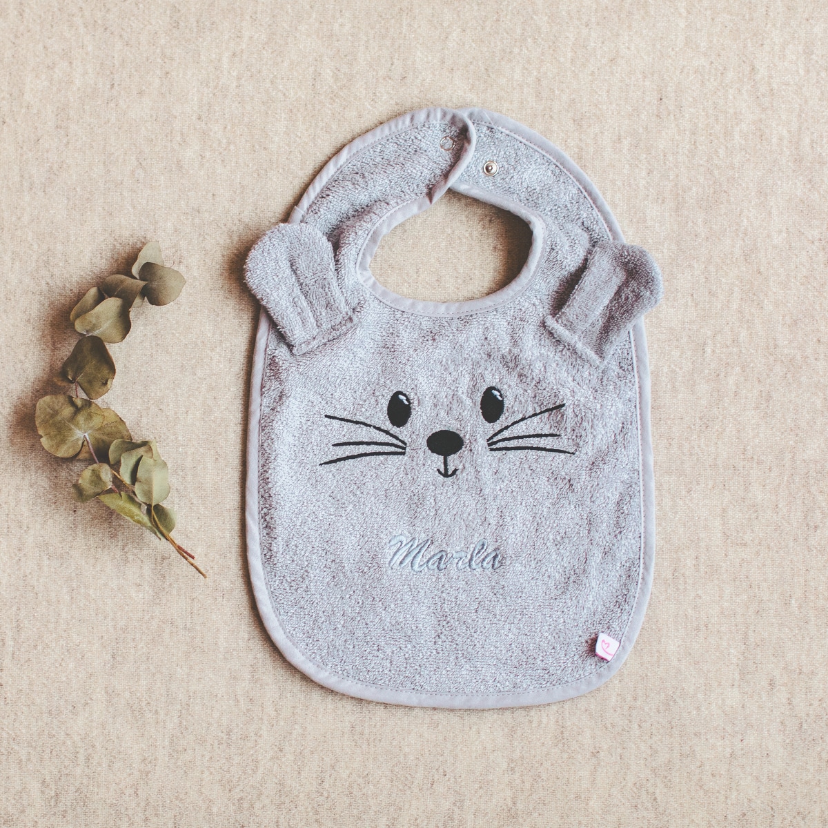 Baby bib, Bademulltuch, Graue Farbe, Hase Motiv, Personalisierung