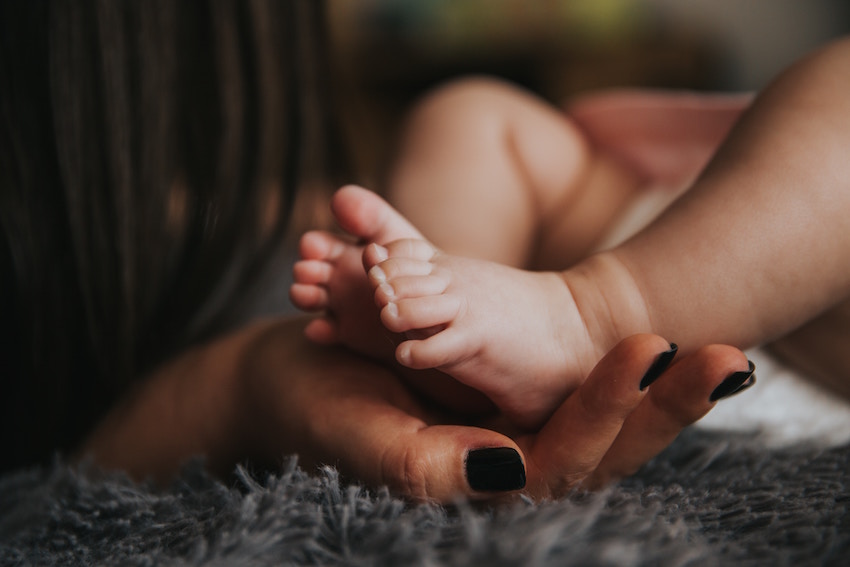baby feet, neugeborene, hände halten füße, hautfarbe, weicher pullover/deckenunterlage