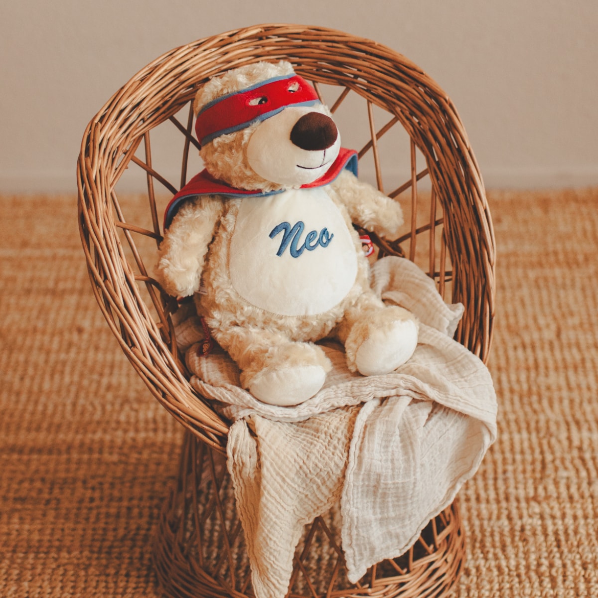 Plüschfigur, Teddy, Mutiger Augenmaske, rot-blau, Neo