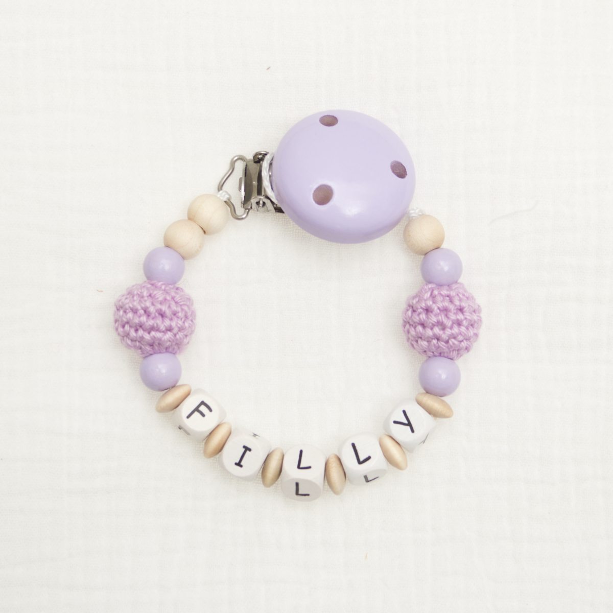 Baby-Armband, Lila, Holzperlen, gehäkelter Ball, Buchstabenperlen
