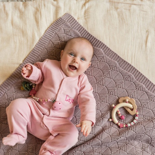 Dummy chain and wooden gripper with feet and heart, pink