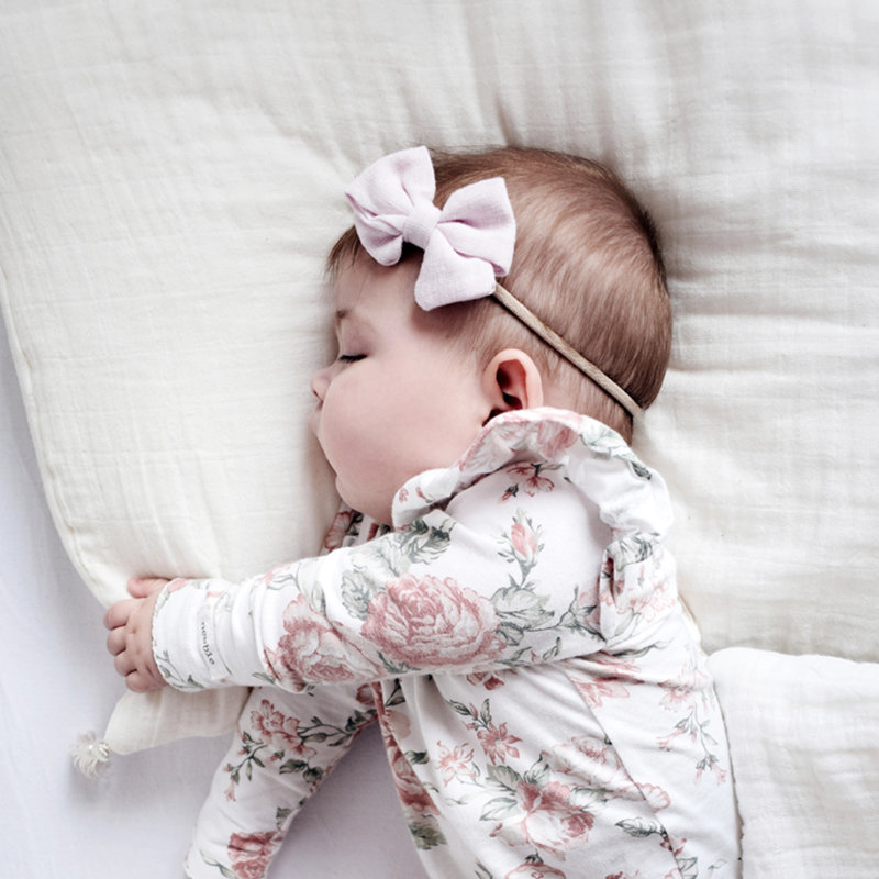 https://www.lovekids.ch/media/image/ee/27/77/Muslinkissen-Maylily_mood01.jpg